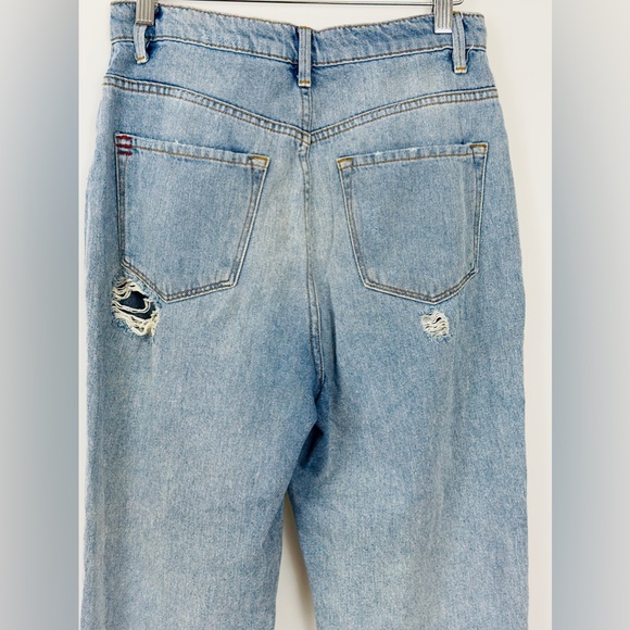 BDG URBAN OUTFITTER MOM HIGH RISE DESTROYED STRAIGHT LEG  LIGHT WASH JEA… - Picture 6 of 10
